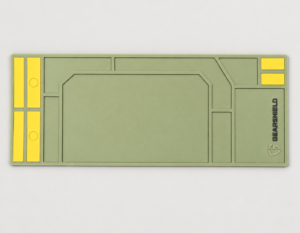 Tapis de nettoyage Gearshield vert olive et jaune, vue à plat sur fond gris clair