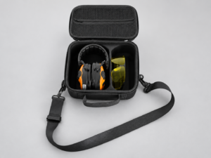 Étui Gearshield ouvert avec casque antibruit et lunettes sur fond gris clair